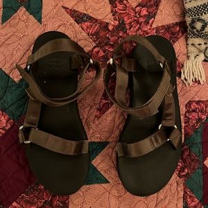 Platform Tebas with dark green strap
